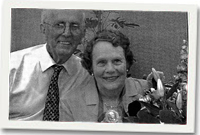 Morfudd Vaughan Evans gyda'i medal. Llun gan Evan L. Dobson.