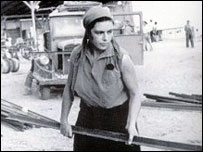 دختر جوانی در حال کار در کیبوتص