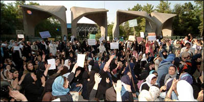 تجمع زنان در مقابل دانشگاه تهران