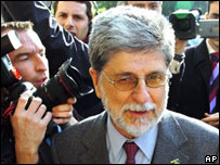 O chanceler brasileiro, Celso Amorim, chega para a reunião em Genebra