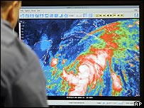 Fotos de satélite mostram a trajetória do furacão Wilma