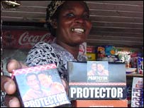 زن دستفروش اوگاندايی کاندوم عرضه می کند