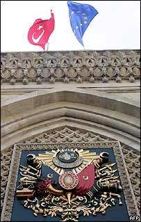 Kapalıçarşı'da Türkiye ve AB bayrakları