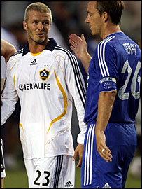 贝克汉姆和英格兰球队队员特里（右）