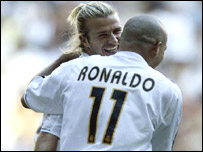 Ronaldo e Beckham comemoram gol do Real Madrid