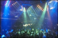 Uma multidão de "clubbers" dança sob as luzes coloridas do clube Venom, em Londres