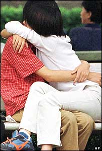 Casal chinês se abraça em público