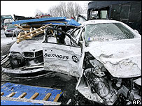 Destroços de carros envolvidos no acidente em Seewalchen, Áustria