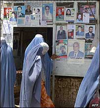 پورے ملک میں دیواروں پر انتخابی پوسٹر چسپاں ہیں۔