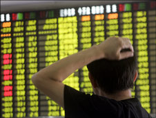 Một người xem bảng cổ phiếu điện tử ở Thượng Hải