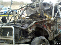 Chiếc xe bị phá hủy hoàn toàn trong vụ nổ bom
