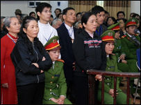 Quang cảnh bên trong phiên tòa. Ảnh AP