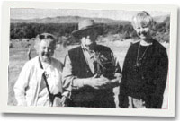 Bet, Vincent Evans a Cathrin yn Nant Fach, Cwm Hyfryd tu ôl i ni.