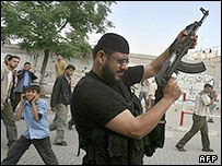 عضو فتح در حال تيراندازی