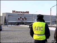 ماموران پليس مقابل فروشگاه ماکسی دوم