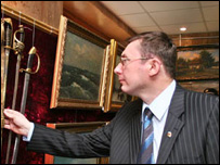 Міністр Ю.Луценко на виставці конфіскованих речей