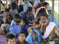 भागकर निकले आम लोग