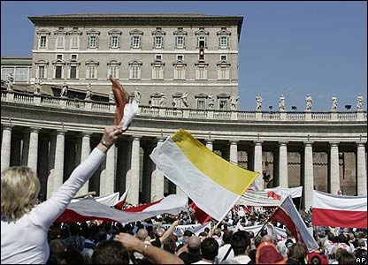 Massa berkumpul di Lapangan Santo Petrus, Vatikan untuk mendengar pidato Paus Benediktus XVI.