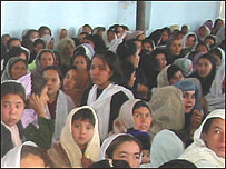 به دلیل عدم ثبت ازدواج در مراکز اداری افغانستان آمار دقيقی پيرامون سنين ازدواج در افغانستان در دست نيست