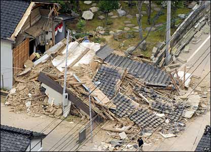 Phần còn lại của một ngôi nhà cổ ở Kashiwazaki.