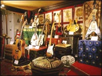 Guitarras expostas no Cofre do Hard Rock Cafe em Londres