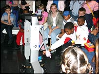 Crianças brincam com um robô no Museu da Ciência, em Londres