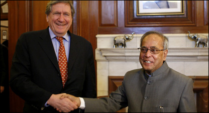 रिचर्ड हॉलब्रुक और प्रणब मुखर्जी