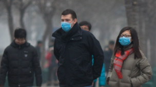 北京市民戴口罩外出