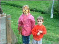 لیزا اور البان کی دیسی مرغی کے انڈوں کی تلاش