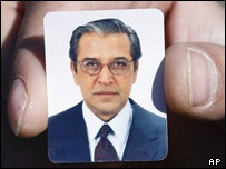 عکس طارق عزیزالدین در دست یکی از کارمندان سفارت پاکستان در کابل