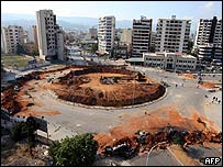 Os acessos ao aeroporto de Beirute foram bloqueados com terra
