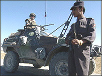 سرباز افغان در کنار سرباز آمريکايی