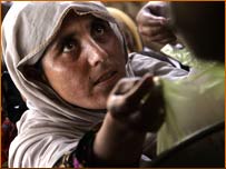 Gıda yardımı alan bir kadın