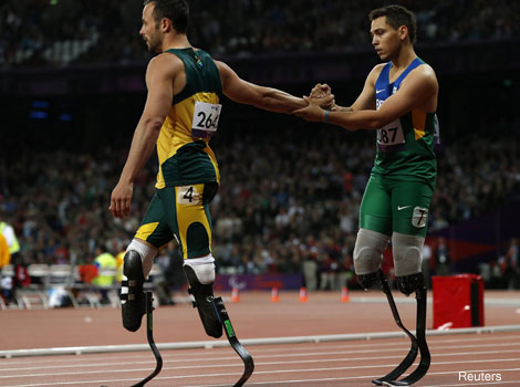 Alan Oliveira congratulated by Oscar Pistorious