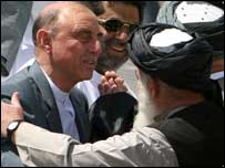 علی جان اورکزئی جرگہ ممبران کے ہمراہ