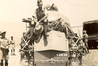 Milwyr ar ben tanc yng ngogledd Affrica yn ystod y rhyfel