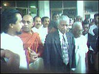 JVP leaders and supporters at the courts (photo KS Udayakumar)