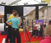 Criw Ffeil yn rhoi profiad cyflwyno i un wyliwr ifanc