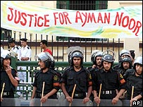 صف پليس ضد شورش مصر در برابر دادگاه 