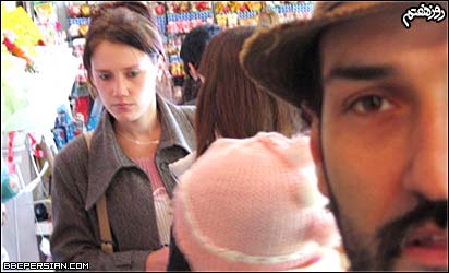 چون عکس بابک و دوست دخترش رو نگرفتم این عکس تقلبی روبراتون درست کردم. من درنقش بابک و اون دخترخانم در نقش دختر روس. 