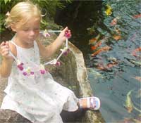 Elai Mai wrth lyn pysgod