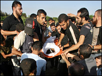 انتقال جسد یک تن از قربانیان خشونت ها در غزه