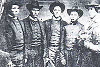 Owen R Jones (pedwerydd o'r chwith) yn ei lifrai