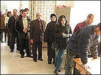 Oy vermek için bekleyen Filistinli seçmenler