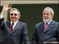 O presidente de Cuba, Raúl Castro, é recebido pelo presidente Luiz Inácio Lula da Silva em Brasília