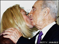 شيمون پرز (راست) ميزبانی شارون استون (چپ) را بر عهده دارد