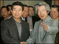 روه مو هيون، سمت چپ و يونيچيرو کويزومی 