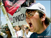 Fã de Michael Jackson na frente do tribunal