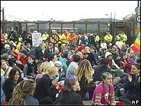 manifestação em frente à base militar