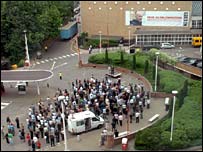 کارکنان بی بی سی در مقابل ساختمان تلویزیون بی بی سی 